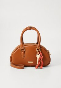 Borsa marrone in ecopelle con forma arrotondata, doppi manici, dettagli dorati e un portachiavi rosso come accento. Presenta una tracolla rimovibile.