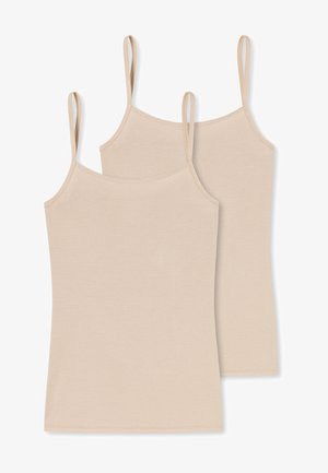 Zwei hellbeige Tanks mit Rippstoff. Sie haben dünne, verstellbare Träger und einen einfachen, runden Halsausschnitt.