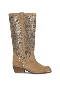 Bota de ante de caña alta en color marrón claro, con panel de malla metálica, punta cuadrada, acentos de hardware plateado y tacón apilado. Incluye detalle de correa decorativa.