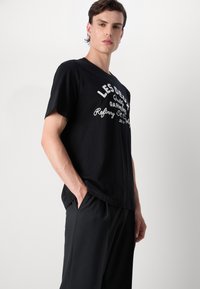 Les Deux BARRY  - Apdrukāts T-krekls - black