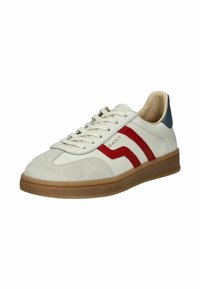 Sneaker bianca con strisce rosse, materiale in suede e pelle, suola in gomma, punta tonda, lacci beige e un accento blu sul tallone.