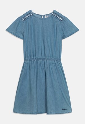 Vestido de mezclilla de manga corta con cintura fruncida, color azul claro, y costuras decorativas a lo largo de los hombros. Logo de la marca bordado en el dobladillo.