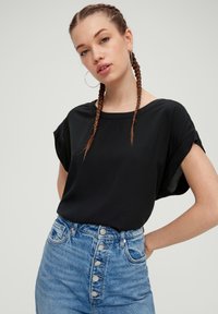QS DOTÉ D’UNE FENTE DANS LE DOS - Bluse - schwarz