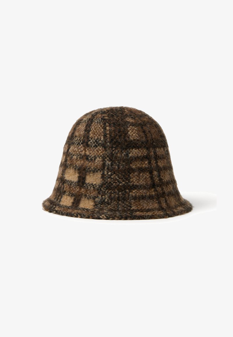 Cappello a secchiello in lana con un motivo a quadri marrone e beige. Forma arrotondata, texture morbida e una larga visiera. Nessun hardware o accenti visibili.