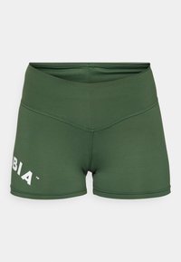 Zielone sportowe szorty wykonane z elastycznego materiału z wysokim stanem. Charakteryzują się białym logo na lewej nogawce, minimalistycznym wzornictwem i gładką fakturą.