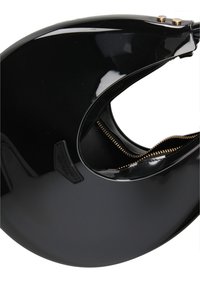 Sac à main en cuir verni noir, de forme semi-circulaire, avec fermeture éclair, accents en métal doré et détails intérieurs texturés.