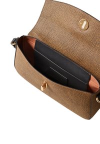 Borsa in pelle con trama sabbia, interno nero, accessori in oro e chiusura magnetica. Dotata di una tasca posteriore per riporre oggetti.