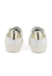 Zapatillas blancas con acabado de cuero liso, que presentan un acento en el talón metálico dorado y el logo en relieve "SUN68" en la parte posterior.