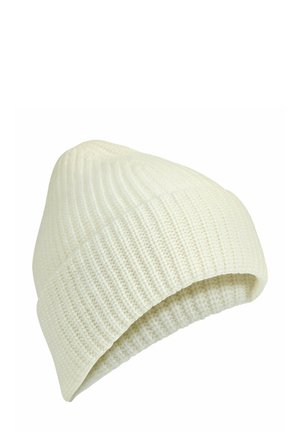 Beanie lavorato a maglia color crema con un motivo a costine e bordo ripiegato, isolato su uno sfondo bianco.