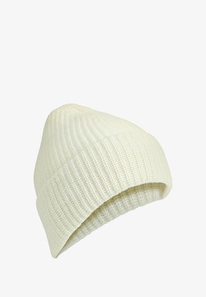 Beanie lavorato a maglia color crema con un motivo a costine e bordo ripiegato, isolato su uno sfondo bianco.