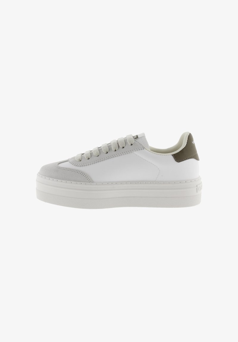 Witte leren sneaker met grijze suède accenten, ronde neus, dikke witte zool en grijze veters. Voorzien van een contrasterende groene hielbinding.
