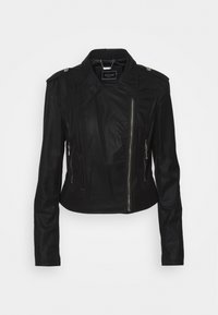 Giacca cropped nera in pelle sintetica con colletto, chiusura con zip, due tasche laterali con zip e spalline sulle spalle. Texture liscia.