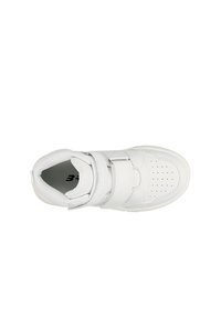 Chaussure de sport blanche avec un dessus en cuir lisse, double bandes Velcro, design de bout perforé et semelle en caoutchouc texturée.