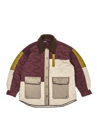 Chaqueta acolchada con un diseño en color burdeos, crema y oliva. Presenta un cuello de pelaje sintético marrón, dos bolsillos frontales y botones de presión.