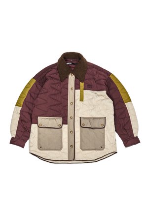 Chaqueta acolchada con un diseño en color burdeos, crema y oliva. Presenta un cuello de pelaje sintético marrón, dos bolsillos frontales y botones de presión.