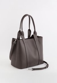 Grå læder tote taske med tekstureret finish, dobbelte top hanke, aftagelig skulderrem og minimalistisk design. Har subtile syninger.