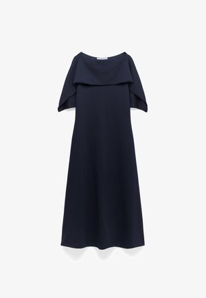 Abito blu navy con texture a coste, design off-the-shoulder e maniche a campana. Lunghezza media e silhouette morbida.