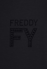 Tessuto nero con lettere in rilievo a punti che formano la scritta "FREDDY FY" in un carattere audace e moderno. Texture liscia con una finitura opaca.