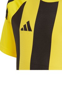 Maglia sportiva a strisce gialle e nere con maniche corte. Presenta il logo adidas in nero. Realizzata in tessuto testurizzato e traspirante.