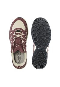 Παπούτσια ορειβασίας χαμηλού ύψους με επάνω μέρος σε μπεζ και μπορντό, λεπτομερείς κορδόνια και ανθεκτικές μαύρες ελαστικές σόλες με βαθιές εγκοπές για πρόσφυση.