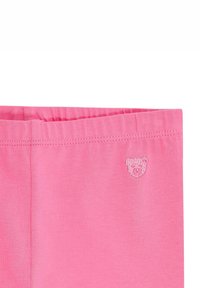 Roze katoenen broek met een elastische tailleband, voorzien van een klein geborduurd berenlogo aan de zijkant. Glad textuur, casual design.