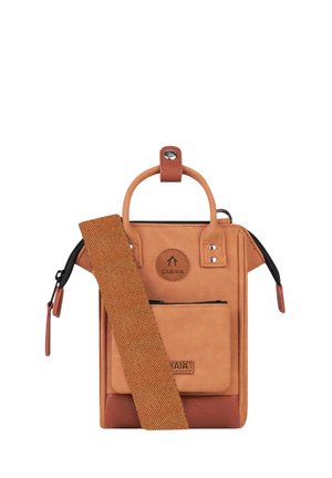 Kompakte Schultertasche aus braunem und hellbraunem Stoff mit Reißverschlusstasche auf der Vorderseite, abgerundetem Griff, verstellbarem breitem Riemen und CABAIA-Logo in der vorderen Mitte.