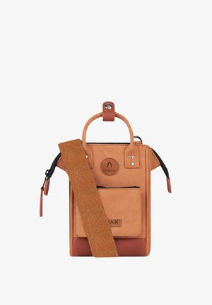 Kompakte Schultertasche aus braunem und hellbraunem Stoff mit Reißverschlusstasche auf der Vorderseite, abgerundetem Griff, verstellbarem breitem Riemen und CABAIA-Logo in der vorderen Mitte.