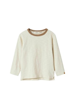 Maglia a maniche lunghe color crema con scollatura a costine marrone, caratterizzata da un taglio morbido e un tessuto leggermente texture. Piccola etichetta logo sulla manica sinistra.