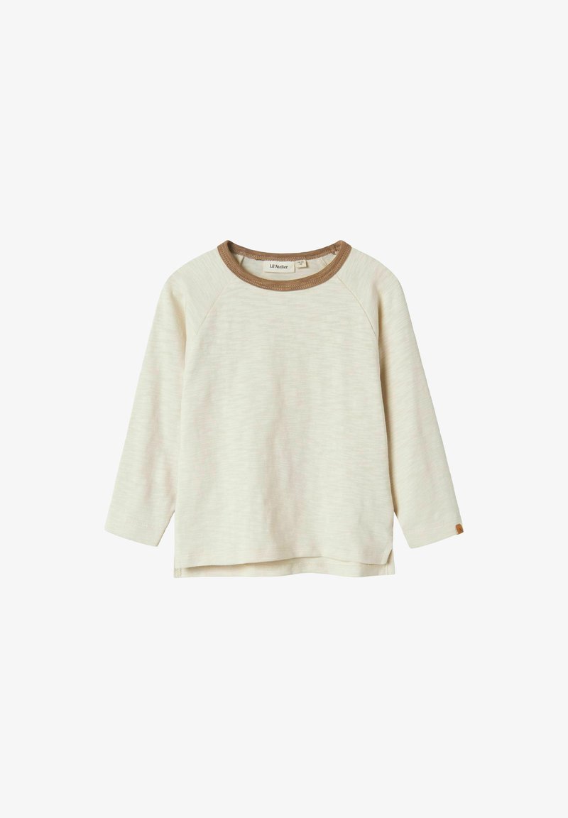 Langärmliges, cremefarbenes Oberteil mit braunem Rippkragen, das einen lockeren Schnitt und einen dezenten strukturierten Stoff bietet. Kleines Logo-Tag am linken Ärmel.