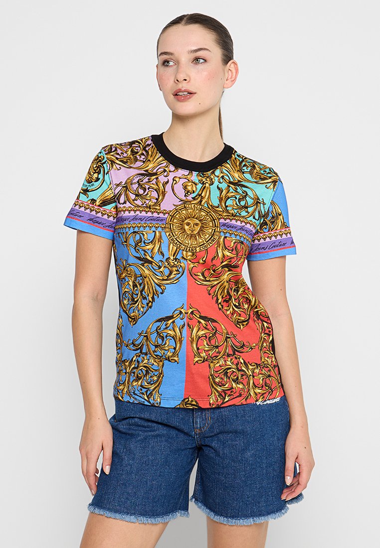 Kolorowa koszulka z krótkim rękawem z złotymi barokowymi wzorami na niebieskich, różowych, czerwonych i pomarańczowych fragmentach, z czarnym kołnierzykiem.