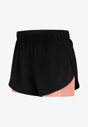 Shorts de sport noirs avec une taille élastique douce, présentant un design superposé et une doublure intérieure rose. Logo Nike sur le côté avant gauche.