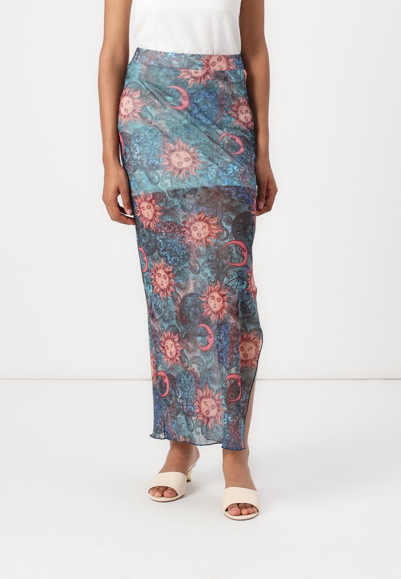 Doorzichtige maxi-rok met een levendige print van zon- en maanmotieven in roze en blauw, voorzien van zijsplitten en een vloeiende, lichte stof.