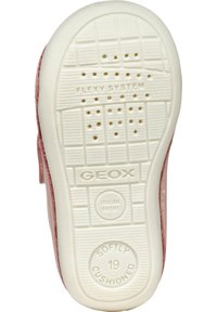 Soletta in pelle rosa con una base in gomma bianca e imbottita, dotata di superficie testurizzata e fori di ventilazione, etichettata "GEOX FLEXY SYSTEM".