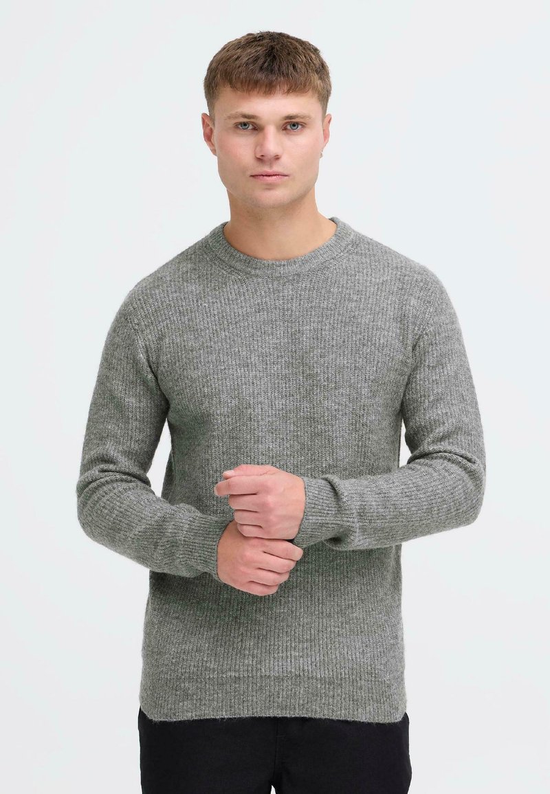 Hall kašmiirsweater, millel on ümmargune kaelus ja pikad varrukad. Omab tekstuurset kangast ja soonikuid mansette. Lihtne, klassikaline disain.