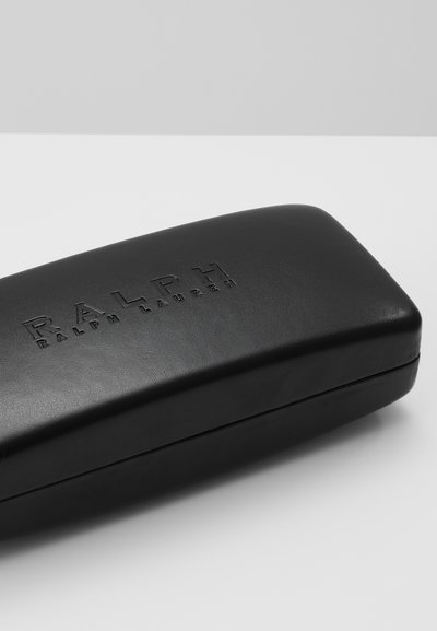 Caz pentru ochelari rectangular, de culoare neagră, cu logo-ul embosat "RALPH LAUREN". Fabricat din piele texturată, având o finisare netedă și un ușor luciu.