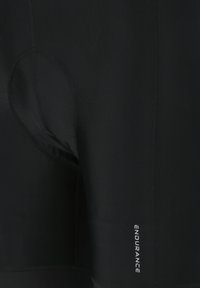 Svarta sportshorts i slät tyg, med en tight passform, sidoficka och "ENDURANCE"-logotyp i vitt på underbenet.