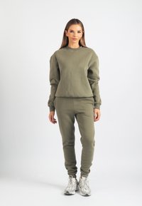 Unselected, safari green