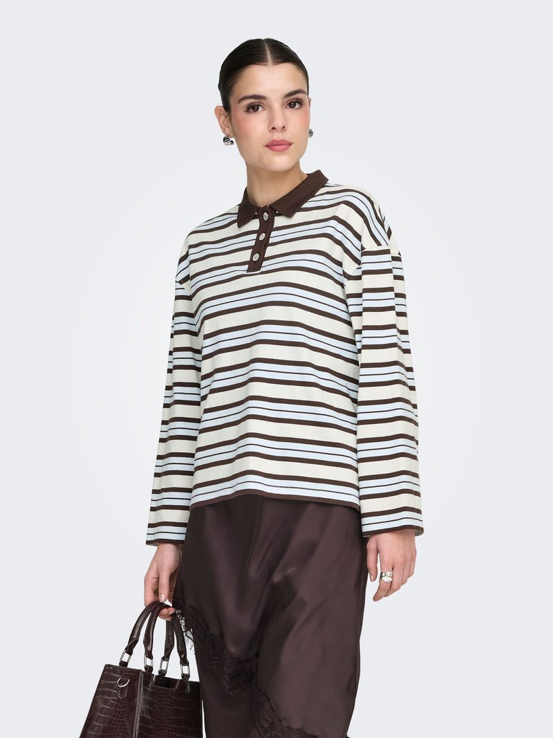 Polo à manches longues rayé crème et marron avec un col marron, doté de trois boutons et d'une coupe décontractée. Assorti à un pantalon en satin foncé.