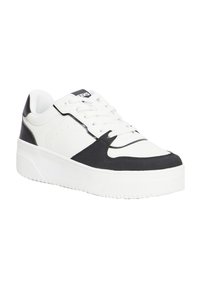 Weißer Sneaker mit schwarzem Akzent, strukturiertem Leder- und Synthetik-Obermaterial, flachen Schnürsenkeln und einer dicken, strukturierten Gummisohle.