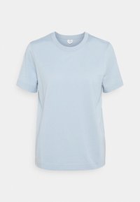 Camiseta de algodón azul claro con mangas cortas, escote redondo y dobladillo recto. Textura suave, diseño minimalista, sin patrones.