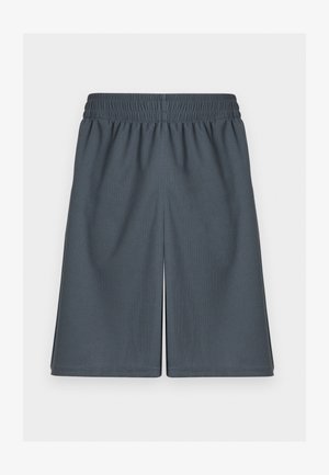 Pantaloni scurți sport gri închis cu talie elastică, material texturat și croială până la genunchi pe un fundal simplu, deschis la culoare.