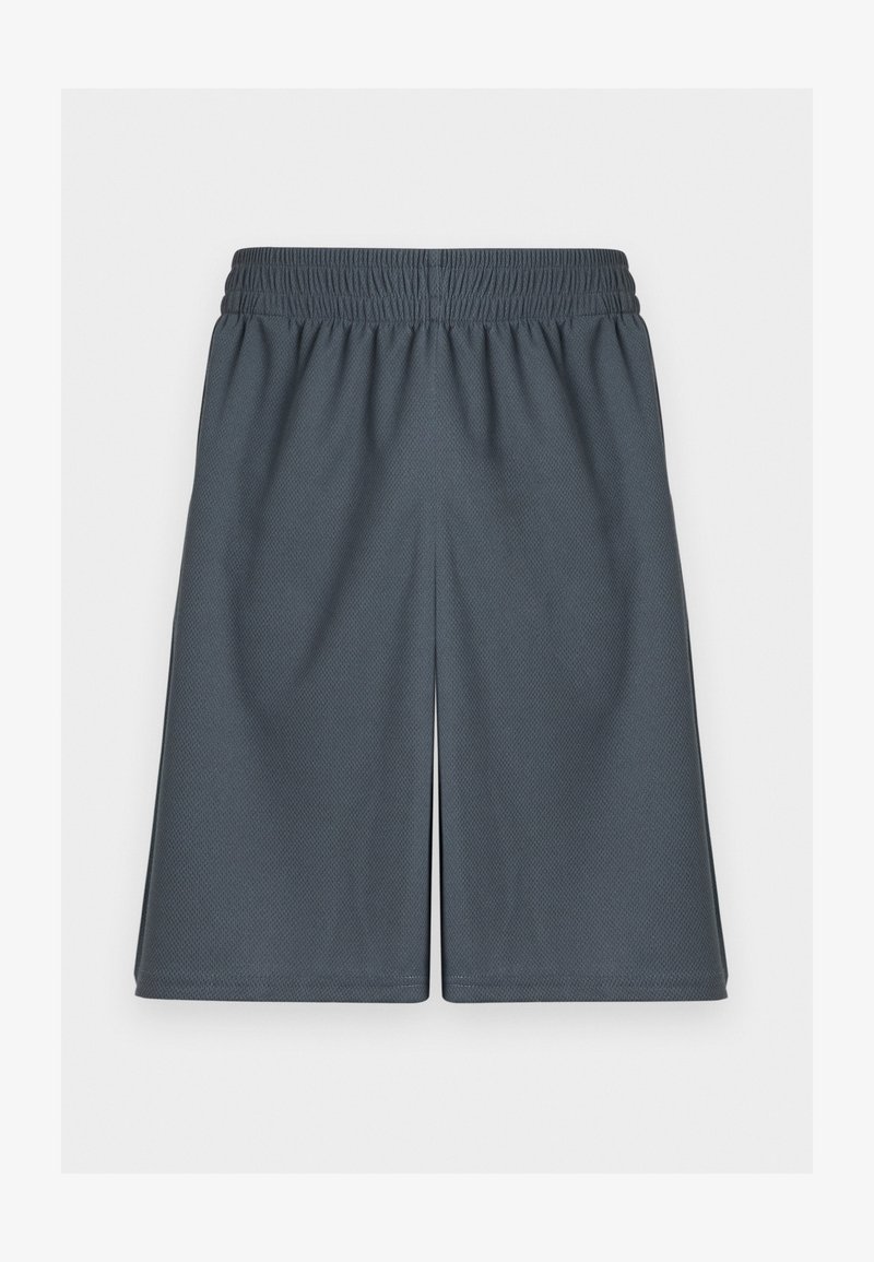 Shorts de sport gris foncé avec ceinture élastique, tissu texturé et coupe au niveau du genou sur un fond clair uni.
