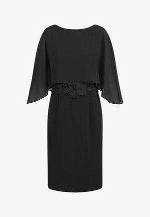 Schwarzes Kleid mit einer capeartigen Überlage, einer taillierten Silhouette und kunstvollen floralen Spitzenverzierungen an der Taille. Glatte, weiche Textur.