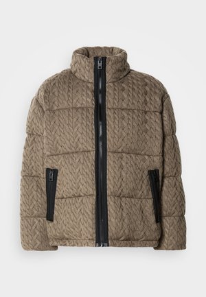 Casaco puffer castanho acolchoado com gola alta e fecho frontal preto, apresentando dois bolsos laterais com zíper e um padrão de malha texturizada.