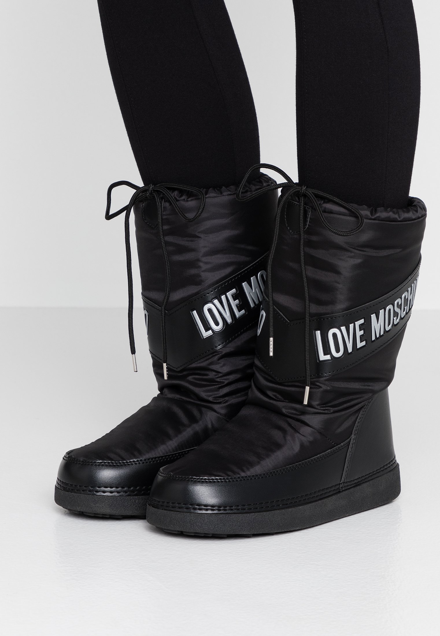 bottes de neige love moschino
