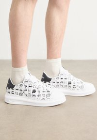 Unselected, white/black