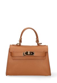 Sac à main en cuir tan avec une surface texturée, de forme rectangulaire, avec une anse en haut et un détail de fermoir doré sur le rabat avant.