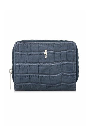 Kompaktowy granatowy portfel o fakturze skóry krokodyla, z srebrnym zamkiem błyskawicznym i małym srebrnym logo na froncie.