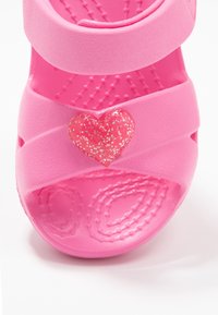 Crocs CLASSIC CROSS STRAP - Sandály do bazénu - pink lemonade