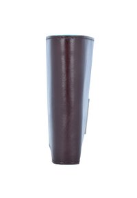 Portafoglio in pelle marrone con un design verticale elegante. Presenta una superficie liscia e cuciture discrete lungo i bordi. Stile minimalista.